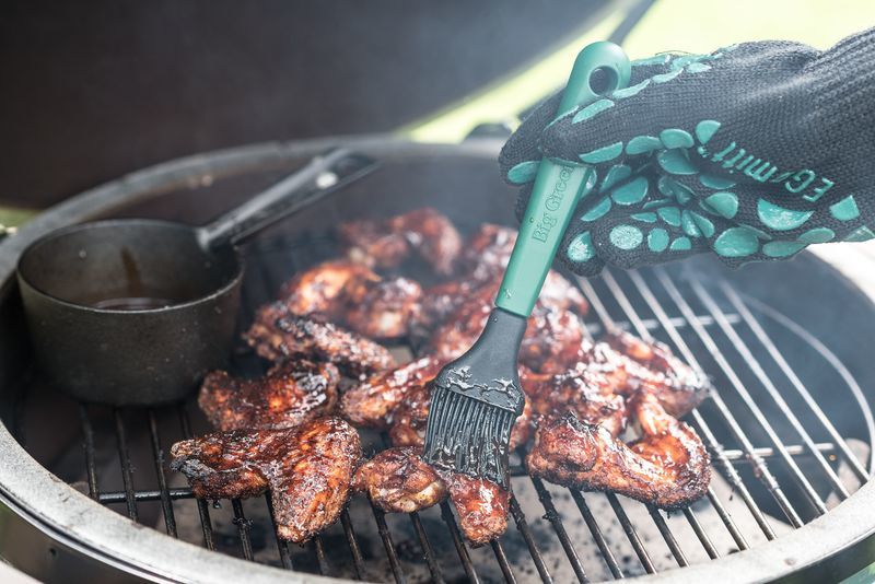 Сотейник чугунный с силиконовой кисточкой Big Green Egg 1 Сотейник чугунный с силиконовой кисточкой Большое Зеленое Яйцо 1
